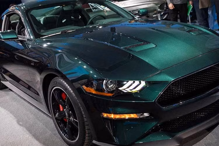 Trong khi đó lưới tản nhiệt và các ô cửa sổ phía trước của mẫu xe cơ bắp mới này cũng được hãng xe hơi Ford bao quanh bằng những đường viền crom giống như chiếc xe xuất hiện trong bộ phim 50 năm trước.