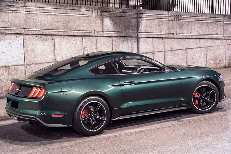 Sự xuất hiện của mẫu xe Mustang Bullitt mới nhằm đúng nhân dịp kỷ niệm 50 năm ra mắt tác phẩm điện ảnh nói trên. Về mặt ngoại thất, 2019 Mustang Bullitt nhìn chung vẫn giữ nguyên thiết kế của phiên bản Ford Mustang GT mới ra mắt với bộ cánh màu xanh lục Dark Highland Green.
