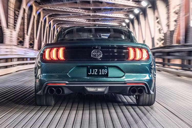 Nguồn sức mạnh trên cho phép Mustang Bullitt thế hệ mới có khả năng chạm tới vận tốc tối đa hơn 262km/h – nhanh hơn Mustang tiêu chuẩn 12km/h. Ngoài hai màu sơn ngoại thất, nhà sản xuất cũng đưa ra một số tùy chọn khá hấp dẫn dành cho khách hàng với gói nâng cấp hệ thống điện tử mang tên Bullitt Electronics Package.