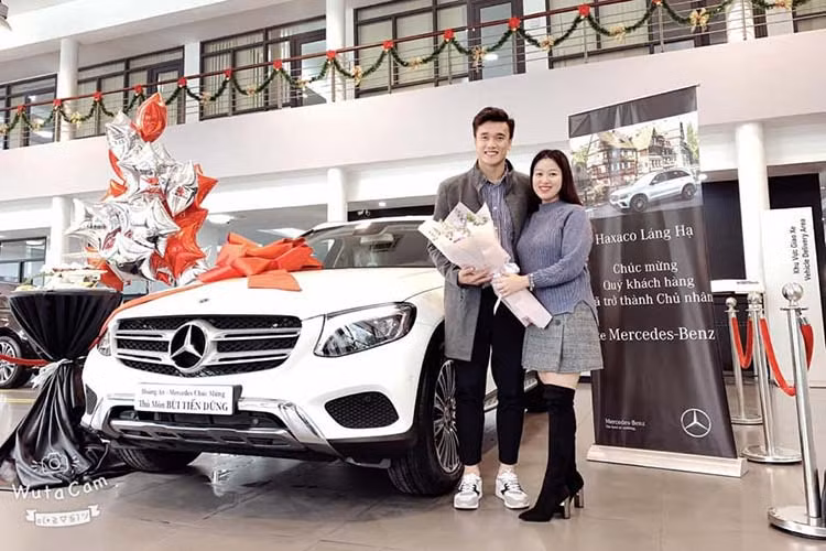 Như đã đưa tin, đại gia tặng chiếc Mercedes-Benz GLC cho Bùi Tiến Dũng là anh Phạm Hữu Tuấn - một doanh nhân kinh doanh đa ngành nghề và hiện làm chủ một công ty tại Hà Nội. Trước đó, trên trang Facebook cá nhân, anh Tuấn thường xuyên chia sẻ ảnh chụp chung với chàng thủ môn đến từ Thanh Hóa.