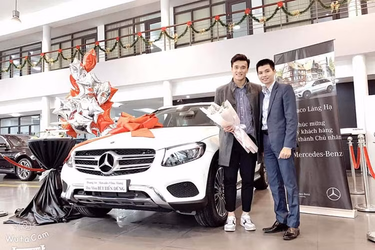 Chiếc Mercedes-Benz GLC của Bùi Tiến Dũng thuộc bản GLC 250 và được sơn màu trắng muốt. Tại Việt Nam. Giá xe Mercedes-Benz GLC 250 chính hãng bán ra thị trường khởi điểm từ 1,989 tỷ đồng. 