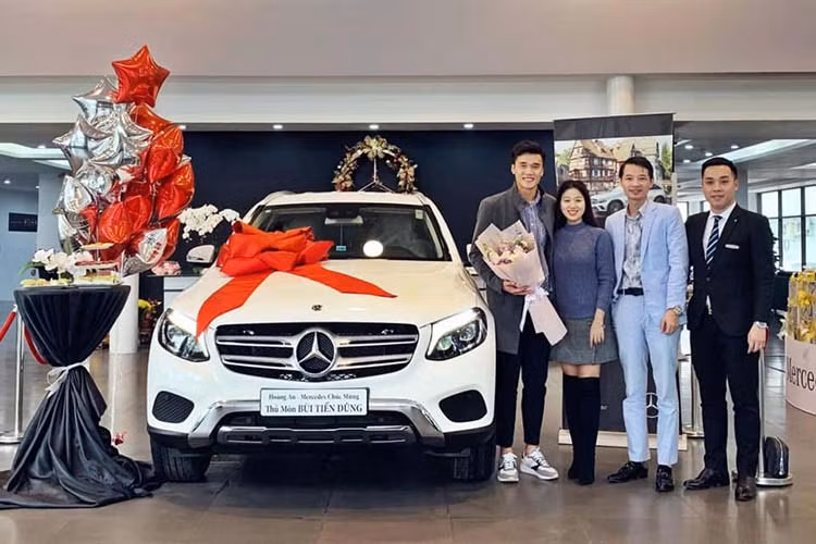 Trước thềm trận chung kết bóng đá nam Sea Games 30 giữa hai đội tuyển U22 Việt Nam và U22 Indonesia diễn ra tại Philippines vào ngày 10/12/2019 vừa qua, thông tin thủ môn Bùi Tiến Dũng được tặng chiếc SUV hạng sang Mercedes-Benz GLC đã được công bố. Đến hôm qua, ngày 24/12/2019, đúng vào lễ Giáng sinh, thủ môn trẻ tuổi đã nhận chiếc Mercedes-Benz GLC được tặng này.