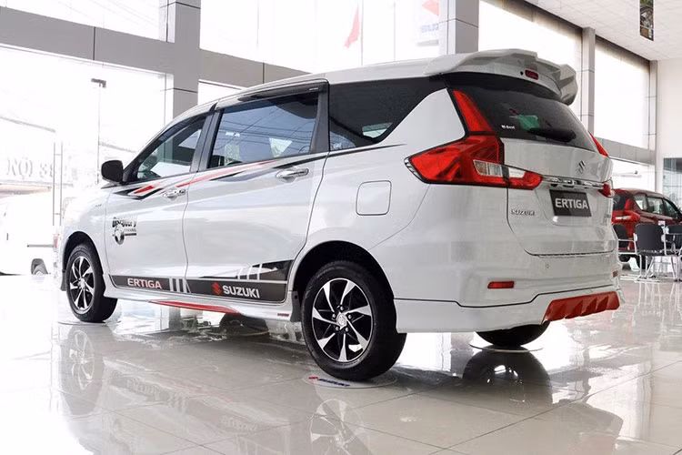 Kia Rondo và Toyota Avanza tiếp tục không công bố doanh số bán ra. Thực tế, ngay khi vén màn tại Indonesia tháng 11/2021, Toyota Avanza 2022 đã được dự đoán sẽ sớm về Việt Nam. Việc Toyota Avanza cạn hàng tại đại lý có thể thấy rõ khi trong những tháng gần đây, doanh số mẫu xe rất thấp, nhiều tháng không bán ra chiếc nào. Cộng dồn từ đầu năm đến nay chỉ vỏn vẹn 33 xe Avanza được bán ra.