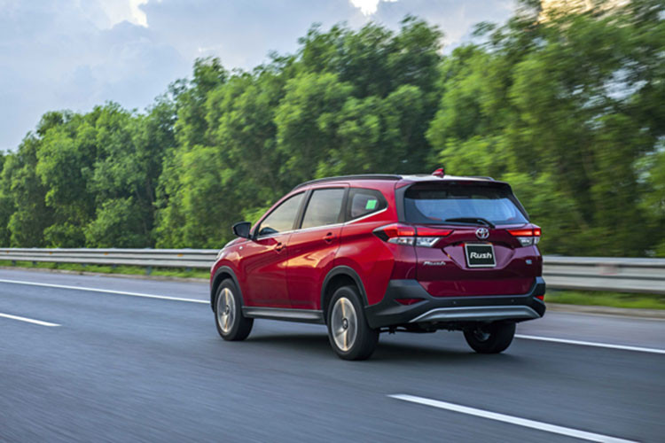 Đây được xem là một kết quả khá tốt khi mẫu xe này chỉ có bản số tự động, bỏ trống mảng khách hàng cần xe số sàn. Toyota Rush tại Việt Nam sử dụng động cơ 1.5L, công suất tối đa đạt 102 mã lực.