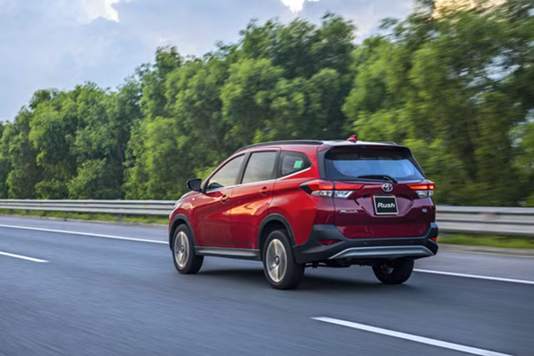Đây được xem là một kết quả khá tốt khi mẫu xe này chỉ có bản số tự động, bỏ trống mảng khách hàng cần xe số sàn. Toyota Rush tại Việt Nam sử dụng động cơ 1.5L, công suất tối đa đạt 102 mã lực.