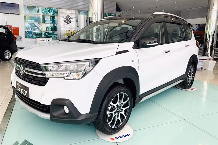 Suzuki XL7 hiện có giá 589 triệu đồng và chỉ có duy nhất 1 phiên bản bán ra. Mặc dù là xe nhập khẩu nhưng hãng vẫn có những ưu đãi riêng có giá trị tương đương nhằm giữ vững sức tiêu thụ trước cái đối thủ khác.