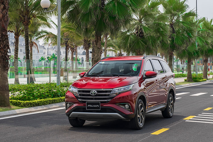 "Quân bài" để Toyota cạnh tranh trực tiếp với Mitsubishi Xpander phải kể đến Rush. Với việc điều chỉnh giá bán giảm 35 triệu đồng cùng hàng loạt ưu đãi, Toyota Rush đạt doanh số 798 xe trong tháng 12 và 3.663 xe tính trong cả năm 2021.