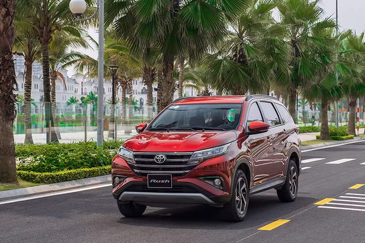 "Quân bài" để Toyota cạnh tranh trực tiếp với Mitsubishi Xpander phải kể đến Rush. Với việc điều chỉnh giá bán giảm 35 triệu đồng cùng hàng loạt ưu đãi, Toyota Rush đạt doanh số 798 xe trong tháng 12 và 3.663 xe tính trong cả năm 2021.