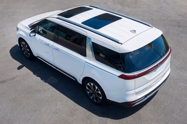 Có lẽ việc xe KIA Carnival 2022 mới được giới thiệu ra thị trường vào đầu tháng 10/2021 đã tạo nên sức hút lớn, giúp mẫu xe này đạt được doanh số ấn tượng. Kia Carnival được phân phối dưới dạng xe lắp ráp trong nước, giá dao động từ 1.199 - 1.839 tỷ đồng. Ngoài ra, khách mua xe trong tháng 12 sẽ tiết kiệm từ 60 - 110 triệu đồng tiền nộp lệ phí trước bạ.
