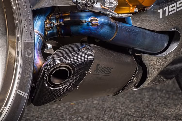 Hãng độ Ortolani Customs chấp nhận bỏ đi két nước làm mát ở phía trên chỉ giữ lại mỗi bộ két ở dưới của chiếc Ducati 1199 S Panigale nguyên mẫu. Cặp ống xả Akrapovic Titanium full system cho âm thanh uy lực và mạnh mẽ hơn rất nhiều so với nguyên bản.