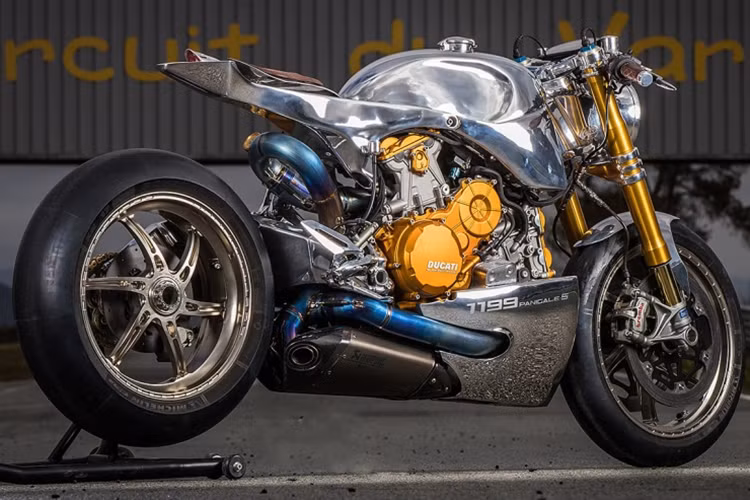 Ngoài ra, Ducati 1199 S Panigale Racer còn được trang bị một loạt các option hàng hiệu như trợ lực Ohlins, hệ thống phanh đĩa trước cực chất với cặp heo dầu Brembo M50 cùng cặp đĩa bằng gốm carbon như trên chiếc xe đua Desmosedici GP, cặp vành hợp kim nhôm siêu nhẹ từ OZ Racing, hệ thống treo Ohlins trước-sau.