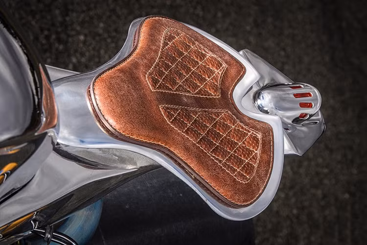 Bộ yên xe bằng da trần sở hữu tông màu vàng nâu thiết kế khá mỏng, được may thủ công rất đẹp mắt lại chính là một điểm nối hoàn hảo cho khung thân xe liền mạch với tông màu chrome bóng bẩy.