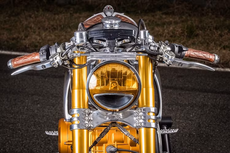 Chiếc xe được hãng độ Pháp thiết kế làm mới đi kèm một số thiết bị điện tử, bộ phận bộ lọc gió của động cơ và nối dài ra phía sau đuôi xe. Đầu xe đơn giản nhưng gây ấn tượng mạnh nhờ trang bị bộ đèn pha tròn cổ điển dạng LED với tạo hình sắc sảo.