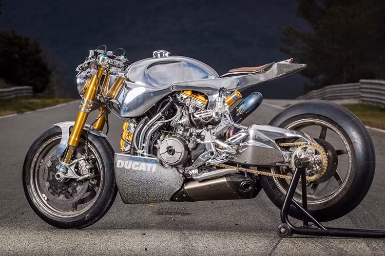 Chiếc Ducati 1199 S Panigale Racer độ này đặc biệt ấn tượng ngay cái nhìn đầu tiên, nhất là bộ thân xe có thiết kế rất đặc biệt được chế tác khá tỷ mỉ bằng tay với chất liệu nhôm siêu nhẹ với bình xăng được làm liền mạch dùng để chứa nhiên liệu.