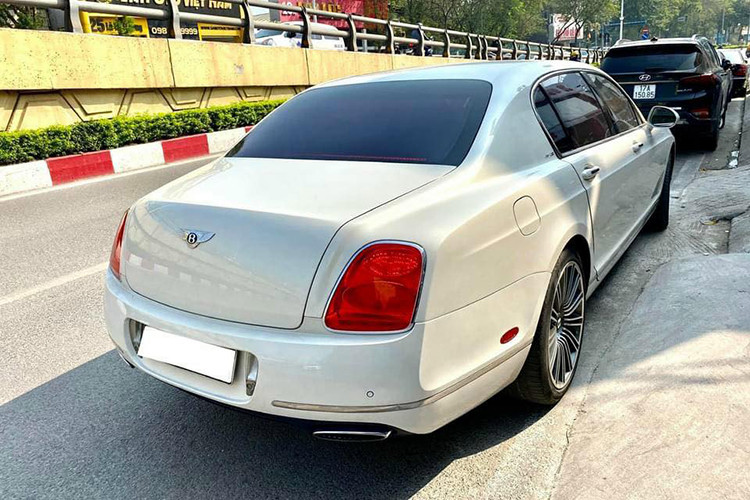 Tại thời điểm được đưa về nước vào những năm 2008 và 2011, mức giá xe Bentley Continental Flying Spur Speed siêu sang được các đơn vị nhập khẩu tư nhân chào bán không dưới 10 tỷ đồng. Tuy nhiên, sau khoảng hơn 10 năm sử dụng, chiếc xe siêu sang trong bài viết này có giá bán chưa đến 3 tỷ đồng.