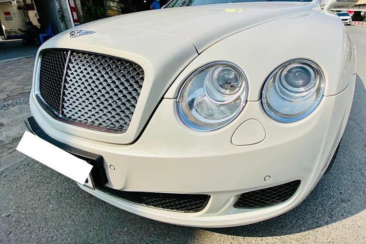 Bentley Continental Flying Spur Speed siêu sang là mẫu xe Anh quốc thiên về tốc độ, chữ Speed trong tên xe đã cho thấy điều đó. Đây từng là mẫu sedan nhanh nhất của hãng Bentley lúc mới được cho ra mắt. So với bản tiêu chuẩn, ngoại hình chiếc xe này có sự khác biệt lớn nhất chính là cản va trước thiết kế lại với các hốc gió mới.