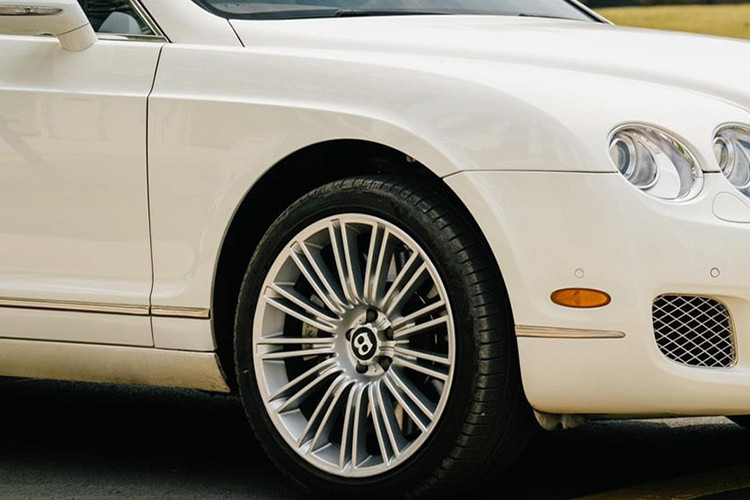 Phần đuôi xe nổi bật với cụm đèn dạng LED đi kèm đèn phanh phụ thứ 3 trải dài hết mép kính sau. Cặp ống-xả nằm sâu ở dưới cản sau của xe đường viền được mạ crôm sáng, đi kèm là logo đặc trung của hãng gắn trên nắp ca-pô tương tự như phía trước của xe. Ngoài ra nó còn được trang bị la-zăng 20 inch đa chấu đẹp mắt.