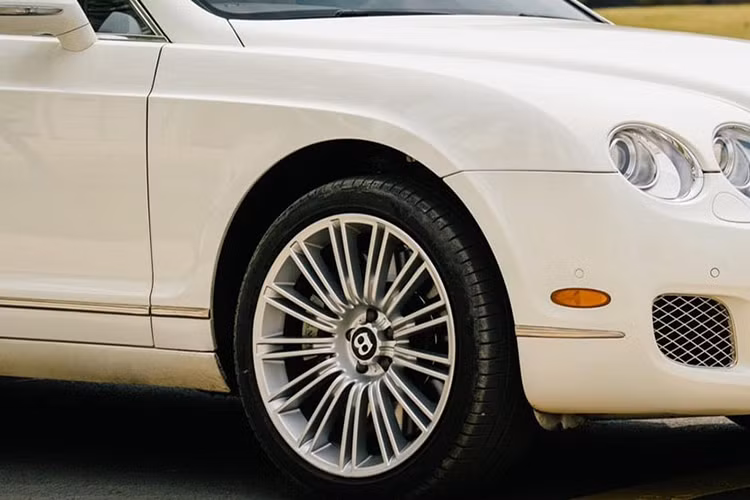 Phần đuôi xe nổi bật với cụm đèn dạng LED đi kèm đèn phanh phụ thứ 3 trải dài hết mép kính sau. Cặp ống-xả nằm sâu ở dưới cản sau của xe đường viền được mạ crôm sáng, đi kèm là logo đặc trung của hãng gắn trên nắp ca-pô tương tự như phía trước của xe. Ngoài ra nó còn được trang bị la-zăng 20 inch đa chấu đẹp mắt.