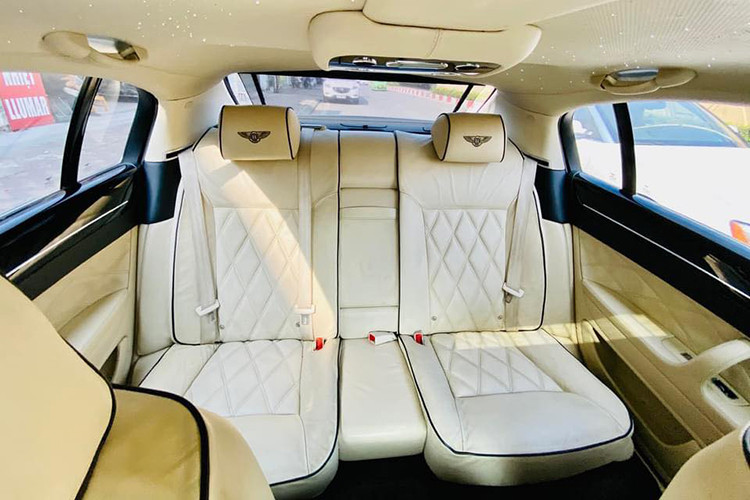 Continental Flying Spur Speed được trang bị động cơ W12, tăng áp kép, dung tích của chiếc Coupe siêu sang Bentley Continental GT Speed. "Trái tim" mang đến công suất tối đa 602 mã lực và mô-men xoắn cực đại 750 Nm. So với bản tiêu chuẩn, Continental Flying Spur Speed mạnh hơn 50 mã lực và mô-men xoắn cực đại tăng 100 Nm.