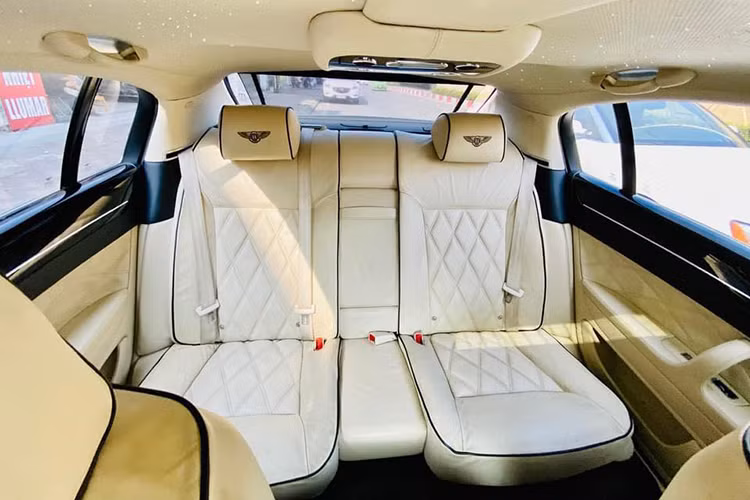 Continental Flying Spur Speed được trang bị động cơ W12, tăng áp kép, dung tích của chiếc Coupe siêu sang Bentley Continental GT Speed. "Trái tim" mang đến công suất tối đa 602 mã lực và mô-men xoắn cực đại 750 Nm. So với bản tiêu chuẩn, Continental Flying Spur Speed mạnh hơn 50 mã lực và mô-men xoắn cực đại tăng 100 Nm.