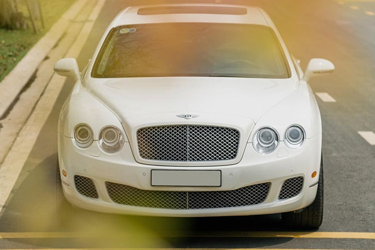 Mức giá chiếc xe siêu sang Bentley Continental Flying Spur Speed 2010 này sau gần 12 năm được chủ nhân chào bán trên sàn xe cũ ở Hà Nội với mức 2,9 tỷ đồng, đây được xem là khá hợ lý cho một chiếc xe siêu sang nếu như chủ nhân không quá quan trọng việc nó... "uống" xăng.