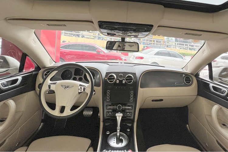 Bên trong nội thất của chiếc Bentley Continental Flying Spur Speed phiên bản 2010 đang rao bán tại sàn xe cũ Hà Nội này sở hữu 2 màu sắc chính là trắng sữa và đen cùng các chi tiết mạ crome sáng bóng. Tất nhiên không thiếu những chi tiếp ốp gỗ quý và nhôm làm điểm nhấn cho "nội y" chiếc xe siêu sang phiên bản tốc độ. 