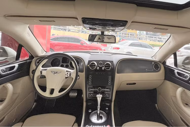 Bên trong nội thất của chiếc Bentley Continental Flying Spur Speed phiên bản 2010 đang rao bán tại sàn xe cũ Hà Nội này sở hữu 2 màu sắc chính là trắng sữa và đen cùng các chi tiết mạ crome sáng bóng. Tất nhiên không thiếu những chi tiếp ốp gỗ quý và nhôm làm điểm nhấn cho "nội y" chiếc xe siêu sang phiên bản tốc độ. 