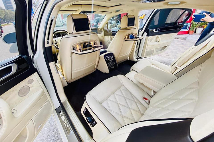 Hàng ghế sau của xe cũng có điều hoà riêng, bàn làm việc bằng gỗ. Ghế ngồi với logo Bentley thêu trên tựa đầu ghế, phần lưng ghế với chỉ khâu hình quả trám. Trang bị giải trí gồm màn hình 8 inch, hệ thống âm thanh cao cấp với ổ CD/DVD dành cho Bentley, camera lùi, rèm che nắng chỉnh điện...