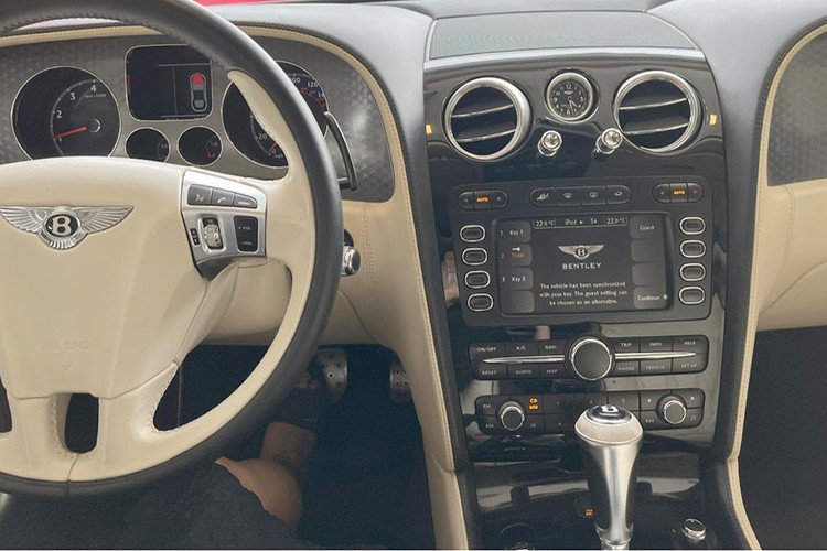 Xe được trang bị vô lăng 3 chấu bọc da với các phím bấm tiện ích hữu dụng. Ghế lái bọc da và gỗ cao cấp, đi kèm các đường gân dập nổi, tích hợp hệ thống điện, điều chỉnh điện 14 hướng, ghi nhớ vị trí ngồi.