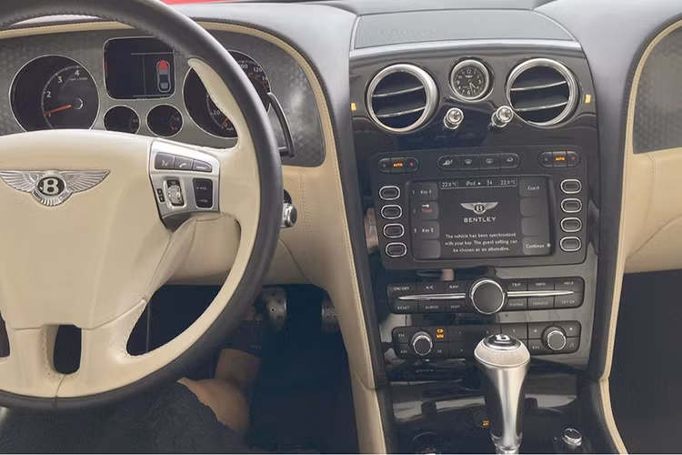 Xe được trang bị vô lăng 3 chấu bọc da với các phím bấm tiện ích hữu dụng. Ghế lái bọc da và gỗ cao cấp, đi kèm các đường gân dập nổi, tích hợp hệ thống điện, điều chỉnh điện 14 hướng, ghi nhớ vị trí ngồi.