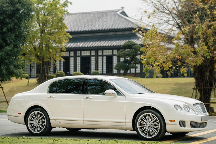 Động cơ W12 tăng áp kép của xe kết hợp cùng hộp số ZF 6 cấp tự động, Bentley Continental Flying Spur Speed chỉ mất khoảng thời gian tăng tốc lên 100 km/h từ vị trí xuất phát trong vòng 4,8 giây trước khi đạt vận tốc tối đa 322 km/h.