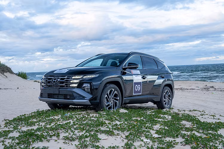 Hyundai Tucson sau tháng tăng trưởng ấn tượng cũng quay đầu giảm sâu khi lượng xe được khách hàng lựa chọn đạt 970 chiếc, giảm gần 39% theo tháng. Dẫu vậy, đây vẫn là kết quả bán hàng ấn tượng trên thị trường và dòng C-CUV Hàn chỉ bị tụt một bậc trên bảng xếp hạng top xe bán chạy.