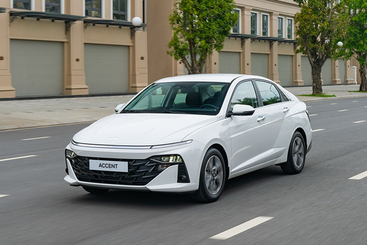 Vị trí tiếp theo ghi nhận sự vươn lên mạnh mẽ của Hyundai Accent với 1.861 xe mở bán thành công, dù giảm 9,3% theo tháng song vẫn tăng hạng từ thứ 6 lên hàng á quân. Accent là một trong những mẫu xe gầm thấp duy trì phong độ ổn định nhất giữa bối cảnh thị trường đầy biến động trong năm 2024.