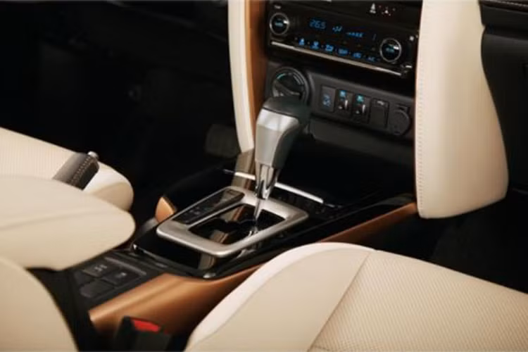 Về sức mạnh vận hành, không có gì khác biệt so với bản tiêu chuẩn, xe được trang bị tăng áp dầu 1GD 2.8L 4 xi-lanh cho công suất 175 mã lực và mô-men xoắn 450 Nm. Đi kèm là hộp số tự động 6 cấp và hệ dẫn dộng 4WD. Các trang bị an toàn cũng như Toyota Fortuner 2018.