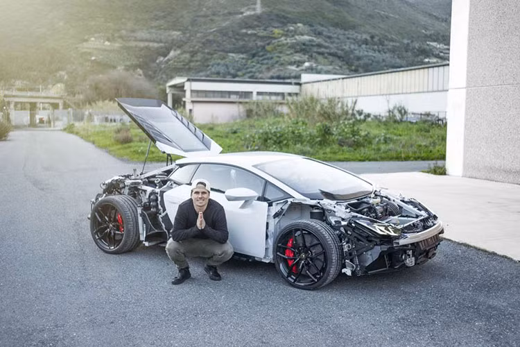 Jon Olsson được biết đến là vận động viên trượt tuyết người Thụy Điển và cũng là huyền thoại của giải đua xe quý tộc Gumball 3000 Jon Olsson. Hơn thế, anh còn nổi tiếng nhờ bộ sưu tập xe hơi khá đồ sộ.