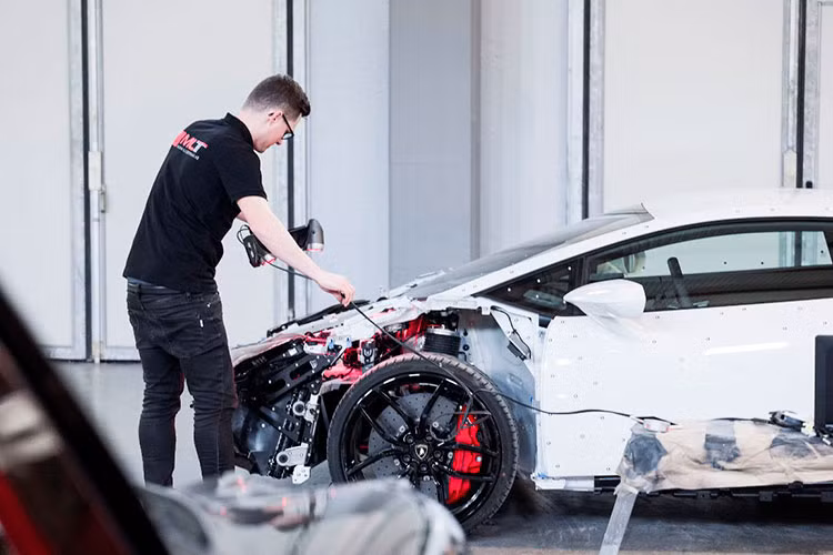 Khởi đầu dự án, Jon Olsson có một công ty in 3D tại Thụy Điển có tên MLT. Đơn vị này sẽ thực hiện việc quét toàn bộ dàn vỏ của Huracan và xây dựng lại kết cấu mới trên nền công nghệ in 3D để có thể bắt đầu thực hiện chế tạo thành phẩm.