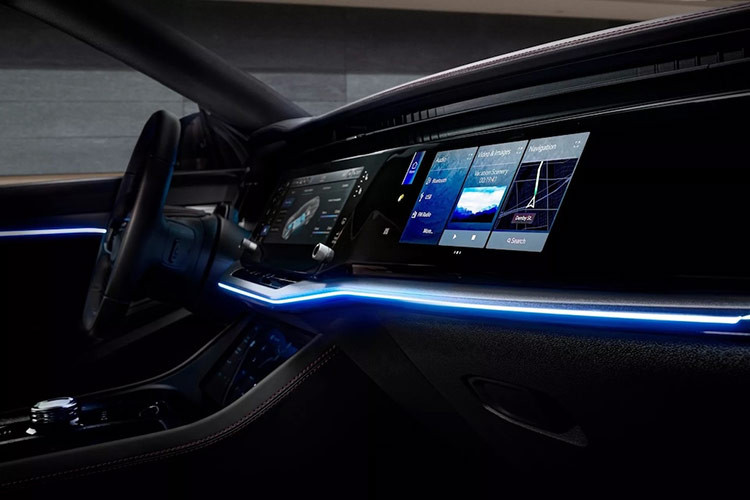 Chế độ lái Selec-Terrain mang lại sự tự tin trong mọi thời tiết và cầu trước có thể được ngắt dẫn động để giúp mở rộng phạm vi di chuyển. Wagoneer S nặng 2.570kg có thể tăng tốc từ 0-96km/h trong 3,4 giây và đạt tốc độ tối đa 200km/h. Jeep cho biết Wagoneer S có hệ số cản thấp nhất so với bất kỳ chiếc Jeep nào từng được sản xuất, chỉ 0,29cd.