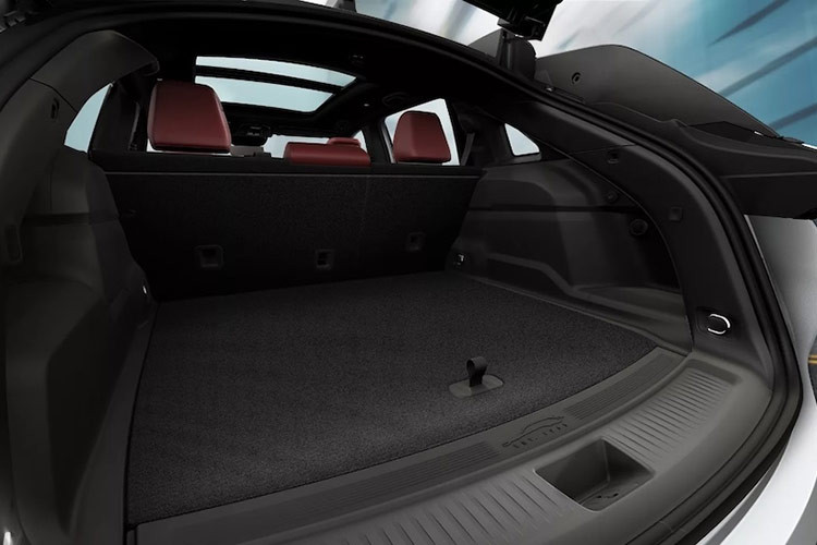 Ngoại thất xe với lưới tản nhiệt bảy thanh truyền thống của Jeep đã được gắn đèn LED chiếu sáng. Chủ đề phát sáng mở rộng sang nội thất, với đèn LED 64 màu có thể lựa chọn, trong khi phiên bản Launch Edition hàng đợt đầu sẽ đi kèm bộ đèn LED có thể tùy chỉnh đầy đủ với các tùy chọn ban ngày và ban đêm.