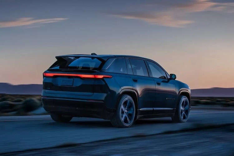 Các chi tiết khác của Launch Edition bao gồm bánh xe 20 inch màu đen bóng và cửa sổ trời bằng kính hai mặt phẳng tiêu chuẩn. Ngoại thất được trang trí bằng các chi tiết màu đen bóng và xám trung tính tối. Tại Mỹ, giá xe Jeep Wagoneer S 2024 là 71.995 USD đã bao gồm cả phí vận chuyển.