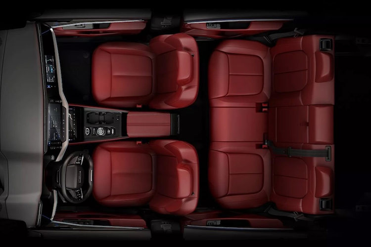 Jeep tự hào với một số tính năng nội thất cao cấp độc nhất phân khúc, chẳng hạn như hàng ghế thứ hai có sưởi và thông gió. Mối quan hệ lâu dài của Jeep với hãng loa McIntosh Audio tiếp tục với hệ thống âm thanh 19 loa được điều khiển bởi bộ amplifier 1200 watt và một loa siêu trầm 12 inch.