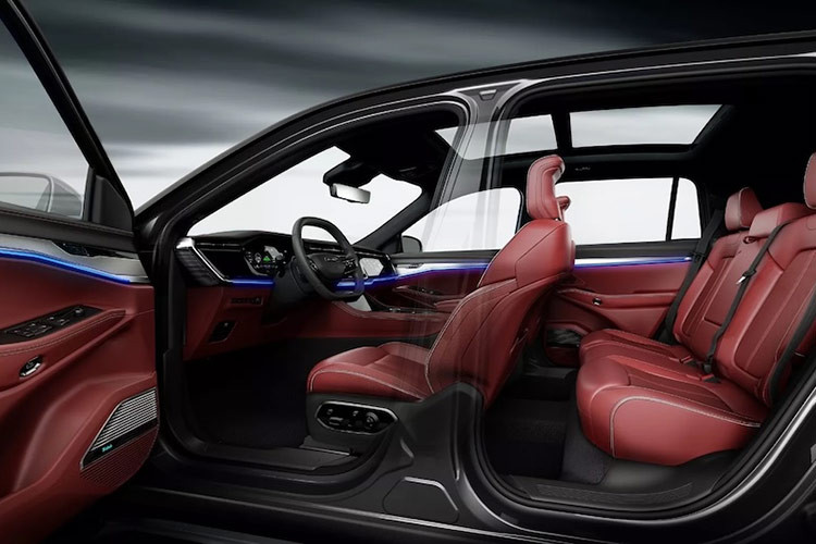 Hệ thống thông tin giải trí của Wagoneer S có hệ điều hành Uconnect 5 của Jeep, với màn hình 10,5 inch đặt phía trước hành khách và 3 màn hình khác bên trong – 1 dành riêng cho người lái và 2 màn hình khác được đặt ở giữa. Trong khi đó, Jeep hứa hẹn sẽ cập nhật OTA cho phần mềm của xe.