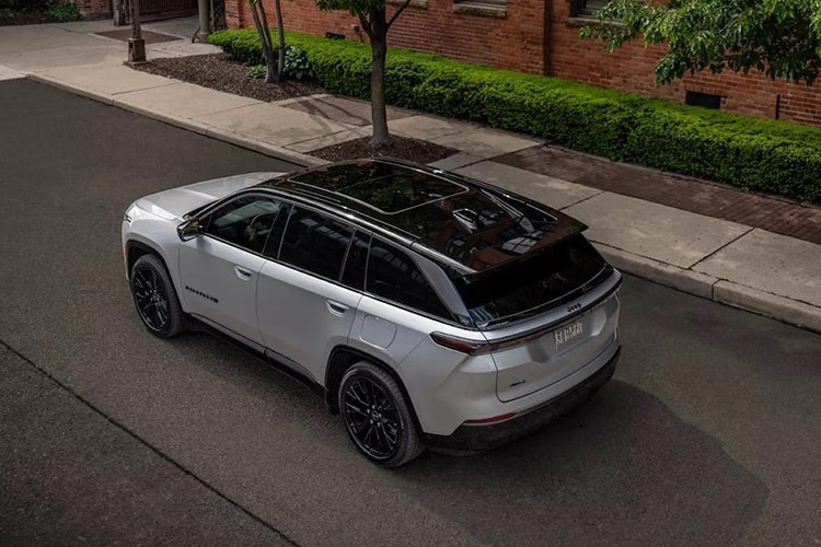 Để cạnh tranh với Tesla, chiếc SUV chạy điện cỡ trung này tự hào có phạm vi hoạt động “hơn” 482km nhờ bộ pin 100kWh. Wagoneer S có thể được sạc lại từ 20–80% trong 23 phút thông qua bộ sạc nhanh DC, và các mẫu xe "hàng đợt đầu" thậm chí sẽ được cung cấp bộ sạc gia đình Cấp 2 48volt hoặc sạc miễn phí từ hệ sinh thái Free2move của Stellantis.