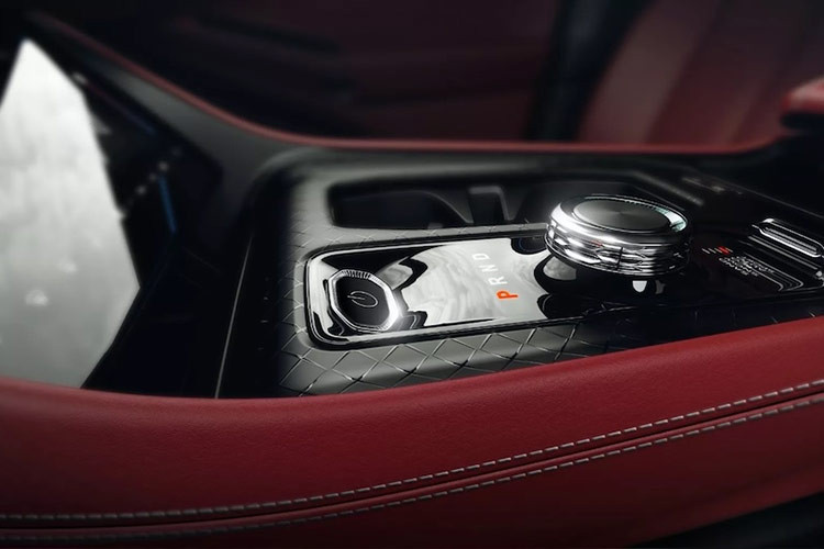 Sức mạnh được truyền tới cả bốn bánh, nhưng có lẽ đáng chú ý là khả năng off-road không được Jeep đề cập đến một chút nào. Mặc dù vậy hãng cũng tung ra một biến thể địa hình của Wagoneer S là Trailhawk, nhưng hiện mới chỉ dừng lại ở dạng ý tưởng.