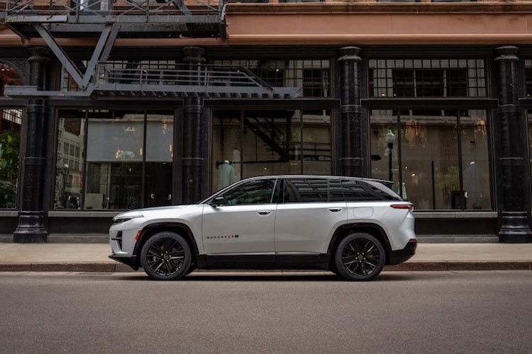 Jeep có mục tiêu đầy tham vọng là bán được một triệu chiếc tại Mỹ vào cuối năm 2025 và 2 triệu chiếc trên toàn cầu. Wagoneer S là một phần quan trọng trong kế hoạch đó, cung cấp một chiếc SUV cao cấp chạy trên nền tảng SLTA-Large dành cho xe điện của tập đoàn Stellantis. Các đối thủ của xe khá dày đặc, từ Tesla Model Y tới VinFast VF9.