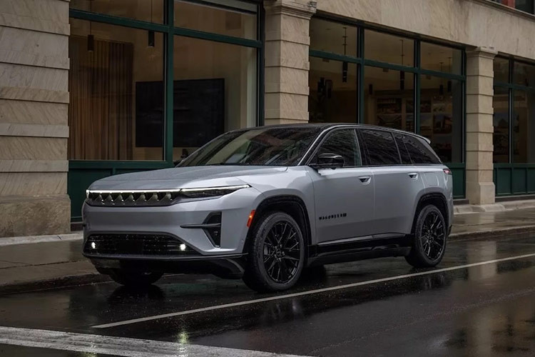 Sau khi được hé lộ lần đầu vào tháng 9 năm ngoái, Jeep Wagoneer S chạy điện tới nay đã được chính thức ra mắt. Wagoneer S không chỉ được quảng cáo là chiếc Jeep tăng tốc nhanh nhất khi ra khỏi dây chuyền sản xuất mà còn đánh dấu sự ra mắt của Jeep trên thị trường xe điện chạy pin (BEV) toàn cầu, sau khi ra mắt giới hạn chiếc Avenger nhỏ hơn nhiều ở Châu Âu và các thị trường chọn lọc khác.