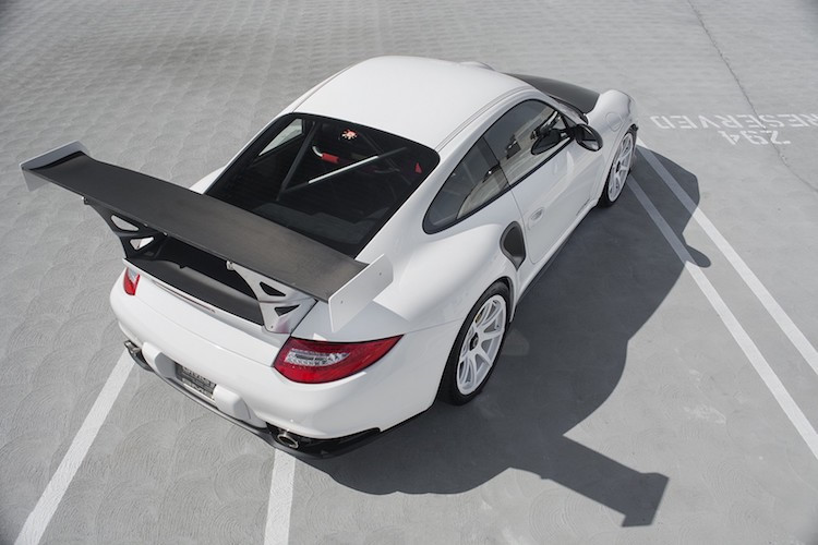 Porsche 911 GT2 RS 2018 tăng tốc từ vị trí xuất phát lên 100 km/h chỉ trong thời gian 2,8 giây trước khi đạt vận tốc tối đa 340 km/h. Trong năm ngoái, 911 GT2 RS đã lập kỷ lục về thời gian hoàn thành một vòng đua Nordschiefe tại Nurburgring, Đức, tuy nhiên, hiện danh hiệu này đã bị siêu xe Lamborghini Aventador SVJ soán ngôi.