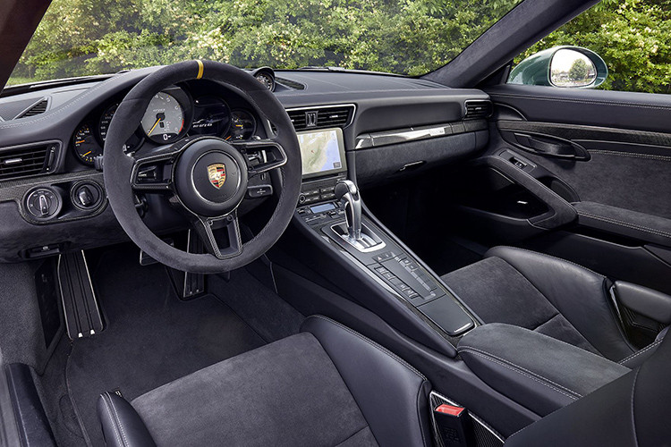 Siêu xe Porsche 911 GT2 RS mới trang bị tùy chọn Weisach Package sẽ được trang bị thêm các chi tiết bằng sợi carbon ở nắp capô, trần xe và vành nhẹ hơn nhằm giúp trọng lượng xe giảm cân 30 kg, xuống còn 1.440 kg so với siêu xe Porsche 911 GT2 RS tiêu chuẩn.