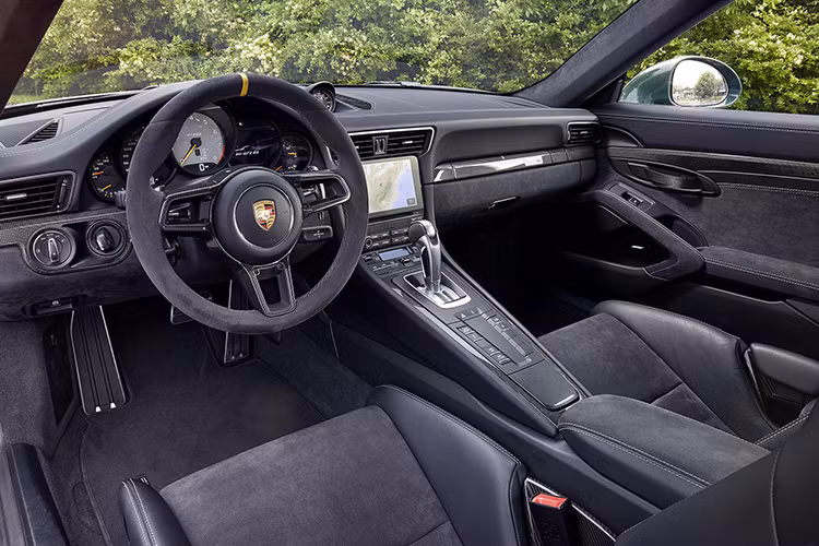 Siêu xe Porsche 911 GT2 RS mới trang bị tùy chọn Weisach Package sẽ được trang bị thêm các chi tiết bằng sợi carbon ở nắp capô, trần xe và vành nhẹ hơn nhằm giúp trọng lượng xe giảm cân 30 kg, xuống còn 1.440 kg so với siêu xe Porsche 911 GT2 RS tiêu chuẩn.