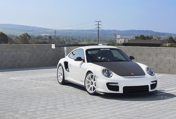 Porsche 911 GT2 RS 2018 không được trang bị hệ dẫn động 4 bánh toàn thời gian mà dùng hệ dẫn động cầu sau, đi với khung gầm theo phong cách xe đua. Tuy nhiên, nhờ hệ thống treo đặc biệt và những cải tiến trong thiết kế khí động học, Porsche 911 GT2 RS vẫn chạy ổn định trên đường.