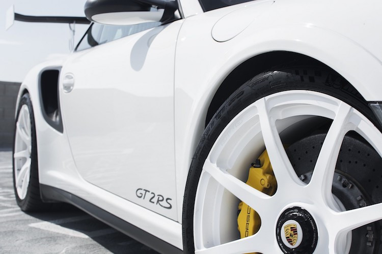 Cũng mang gói tuỳ chọn Weisach Package, nhưng các chiếc siêu xe Porsche 911 GT2 RS ở Hồng Kông sẽ có giá lên đến 6,178 triệu HKD (tương đương 18,23 tỷ đồng) - vẫn rẻ chán so với thị trường Việt Nam.